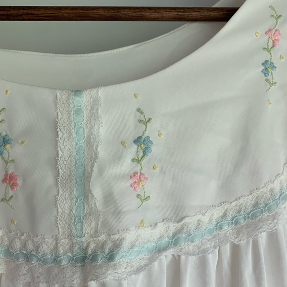 White Floral Embroidered nightgown - Picture 4 of 11